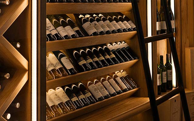 Plusieurs bouteilles de vin